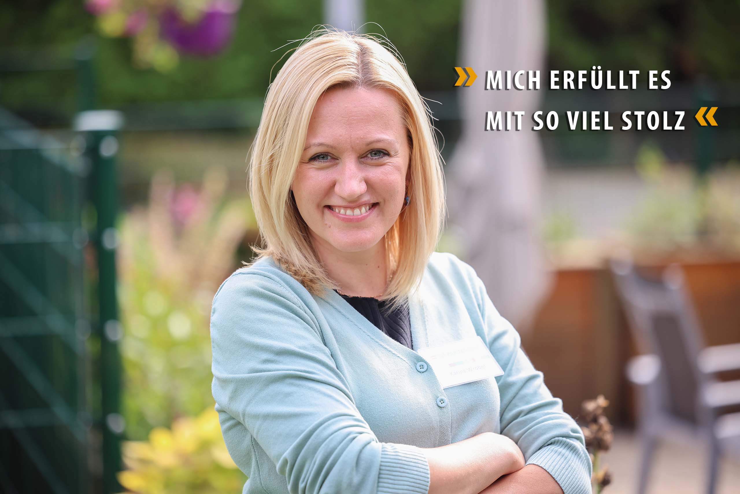 Karina arbeitet als Betreuungskraft und lächelt